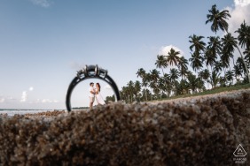 Captured on the shore of Praia de Ipioca - AL, this stunning couple posed amidst the beautiful scenery, showcasing their love through a sparkling engagement ring.