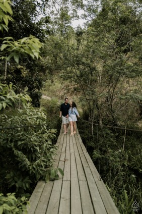 Two lovers enjoy a lighthearted and romantic session in Guarujá, São Paulo, celebrating their upcoming wedding with a portrait that showcases their joyful chemistry in this vibrant Brazilian location.