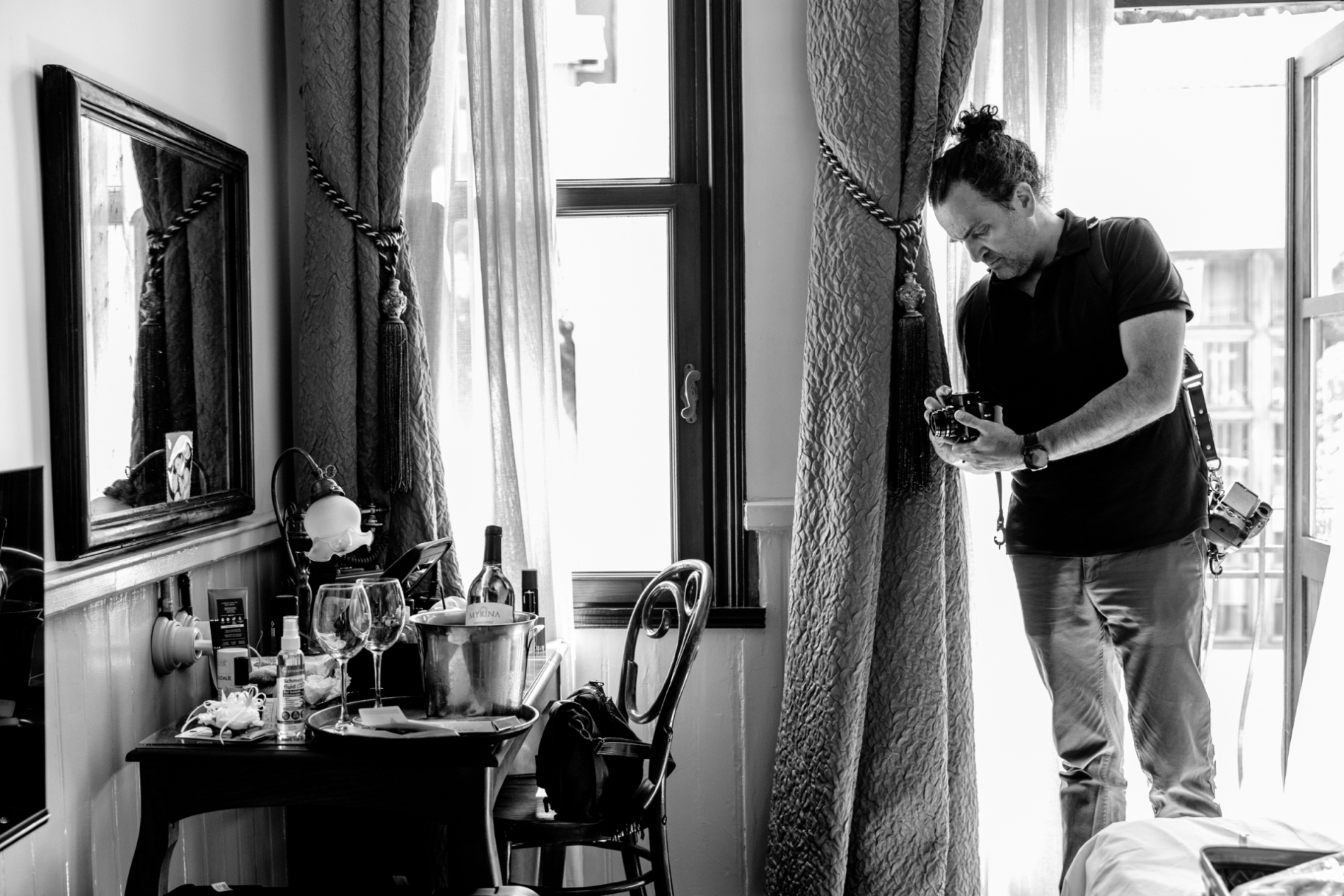 Istanbul Wedding Photographer Orçun Yalçın using his camera in the getting ready room