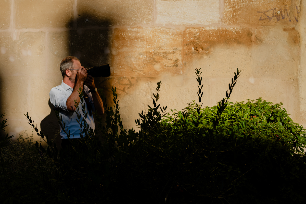 Andrea Martinetti, wedding photographer in Avignon, France, captures wedding moments while working within dramatic shadows and sunlight during a Vaucluse celebration in the PACA region.