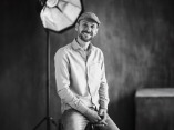 BW studio portrait of French wedding photographer Thomas Vigliano