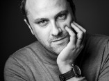 Black and white studio portrait of Loïc Mazalrey, professional photographer in Dordogne, Nouvelle-Aquitaine, France