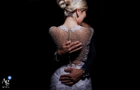 Photos de mariage de Santo André: détail des mains du marié sur les détails de la robe de la mariée