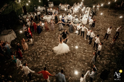 Palazzo Marcosanti, Poggio Berni, Rimini, Itália fotografia da recepção ao ar livre do local do casamento mostrando a dança do casamento no último andar