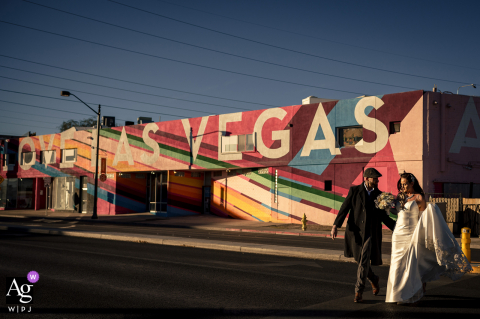 Ideas fotográficas de Las Vegas para el planificador de bodas Ideas de retratos de calles urbanas - Fotografía NV con una pareja caminando por el distrito de las artes