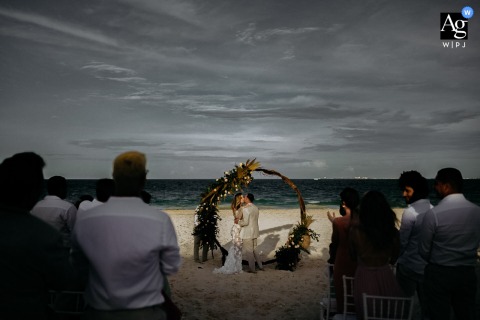 Huwelijksceremonie in Cancun op het strand met donkere wolken