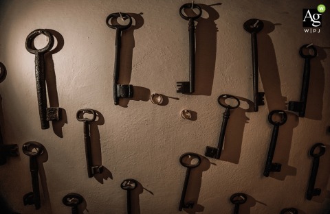 A symbolic key of love is featured at La Valle in Castelnuovo Magra, Liguria, representing the commitment and enduring connection between the newlyweds.