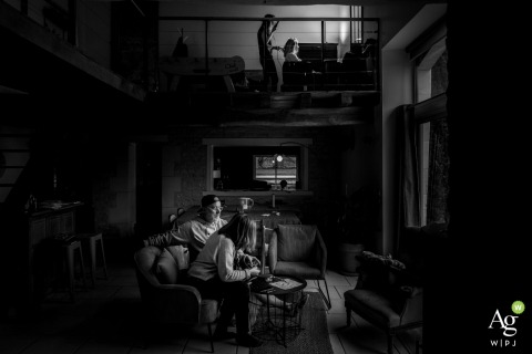 Inside their home in Charente, each of the newlyweds prepares separately on different levels, highlighting the anticipation and thoughtful care that go into their wedding preparations.