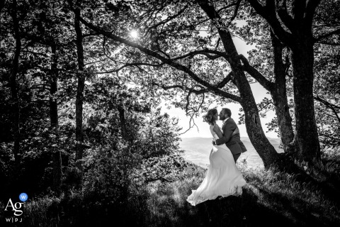 Monts du Lyonnais Wedding: Shaded Black and White Kiss in Duerne. Black and white shot of a couple kissing in the shade of trees at a country wedding in Duerne, Monts du Lyonnais.