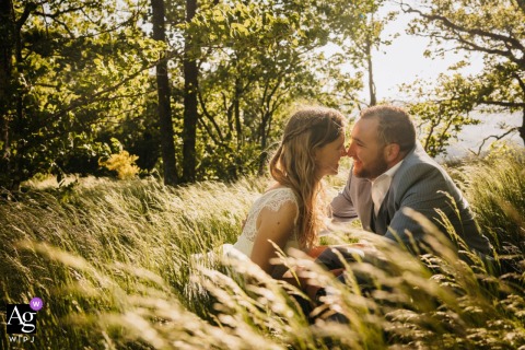Sweet Country Kiss: A Wedding Portrait Amidst Duerne's Tall Grasses Country wedding in Duerne, Monts du Lyonnais: A couple shares a sweet, private kiss amidst the tall grasses.