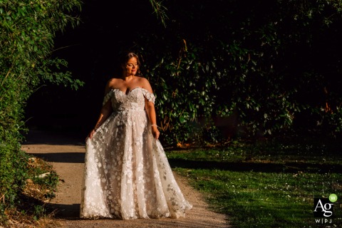 A stunning bride poses during a golden hour photoshoot at Landgoed Vidaa in Bergschenhoek, Netherlands, as the warm evening sun creates a radiant and ethereal glow around her.