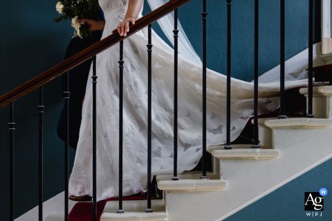 Bride departing from the prep location in Poitiers, Vienne, heading to the ceremony.