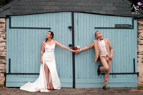Nouvelle grange de la Chevallerie, Angers: A couple's portrait holding hands by a beautifully colorful door.