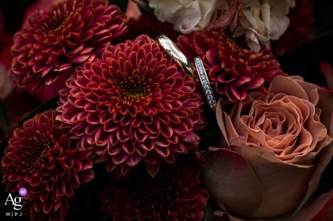 The wedding couple's rings are displayed together with the bride's bouquet during the reception at Bos & Co Oosterhout.