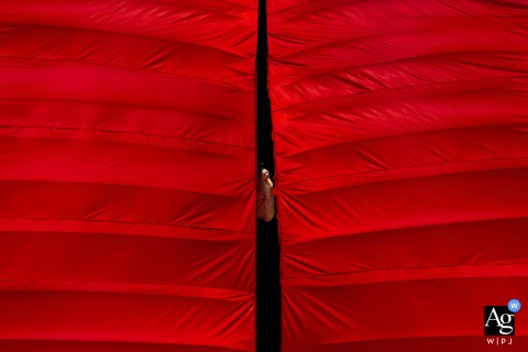 Nanping, Fujian, home — In the red greenhouse at home, the bride’s portrait is almost entirely surrounded by red, with just a narrow central sliver revealing her for a striking and artistic wedding image.