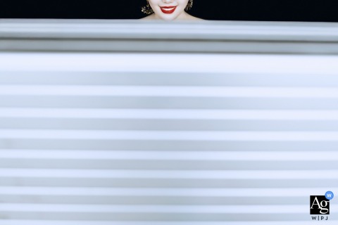 A Nanping, Fujian wedding photograph captures an artistic detail of the bride's makeup being finalized in a quiet portrait inside her home.