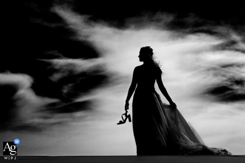 Leiden, Zuid Holland — The bride gazes toward the dunes in a black-and-white, dreamlike silhouette portrait, capturing an ethereal and artistic image against the natural landscape.