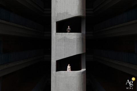 In A Fujian Hotel, The Newlyweds Are Captured In An Elegant Portrait With A Refined And Sophisticated Interior Backdrop In a Fujian hotel, the newlyweds are captured together in an elegant portrait, the sophisticated interior providing a refined backdrop for their wedding photograph.
