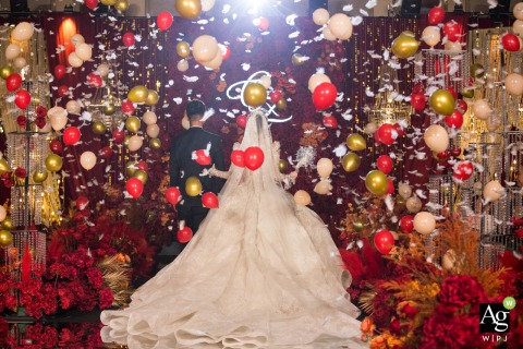 Newlyweds Make Entrance With Balloons at Beijing Kunlun Hotel Marking Start of Celebration At Beijing Kunlun Hotel, the newlyweds make their entrance into the venue as colorful balloons drop from above, signaling the official start of the celebration.