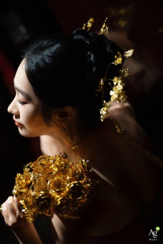Regal Gold Hairpieces and Bouquet Ornament Complete Bride’s Look at Royal Tulip Zhujiajiao Shanghai Clutching a golden bouquet ornament at Royal Tulip Zhujiajiao, the bride wears elaborate gold hairpieces, exuding regal charm in Shanghai, China
