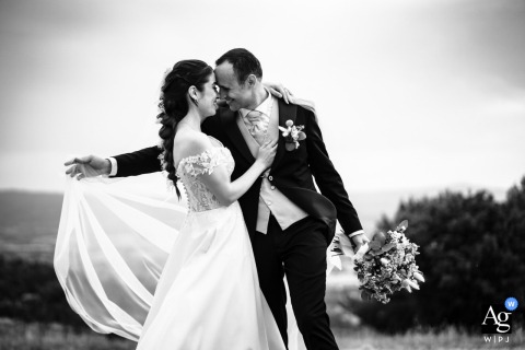   A beautiful black and white portrait taken in Perugia highlights the couple’s elegance, with the dramatic contrast and soft lighting giving the image a timeless quality.