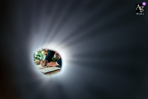   In Ancona, a close-up wedding detail draws attention to delicate textures and thoughtful elements that enhance the couple’s celebration in the Marche region.