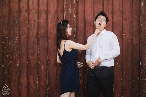 China engagement photos of a couple with red barn boards  | Fujian photographer pre-wedding portrait session