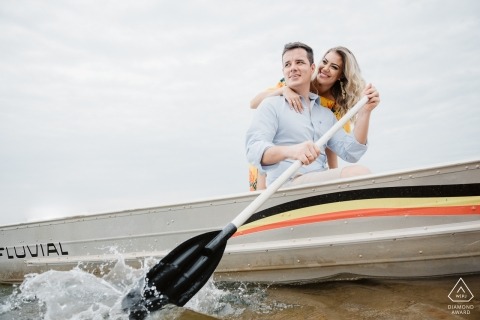 Nautische verlovingsbeelden van een paar peddelende kleine waterscooters | Braziliaanse fotograaf pre-wedding sessie voor portretten