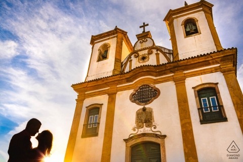 Brazil engagement pictures of a couple silhouetted with church behind them  | Minas Gerais photographer pre-wedding photo shoot session