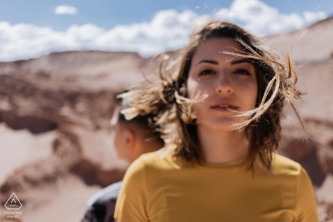 Portraits de pré-mariage du désert d'Atacama | Le vent souffle ce couple