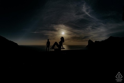 Sessão de fotografia de noivado da cidade do cabo com uma silhueta de um casal em um pôr do sol incrível