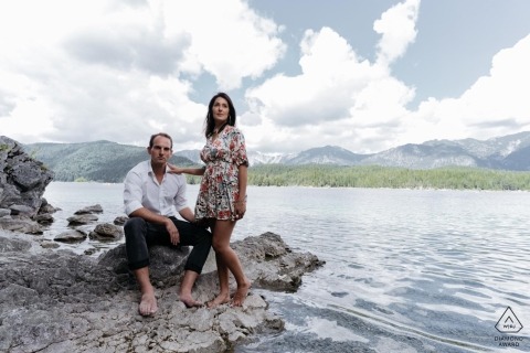 Photographie de fiançailles pour un couple munichois au bord d'un lac