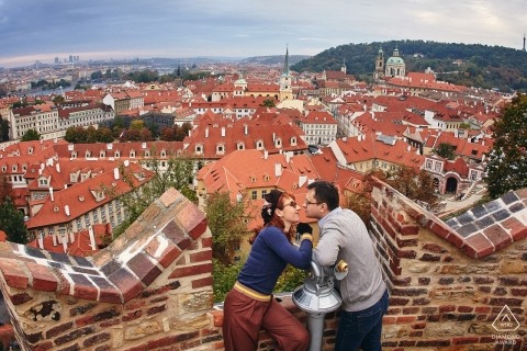 Casal de noivos durante a E-Session em Praga - retratos pré-casamento