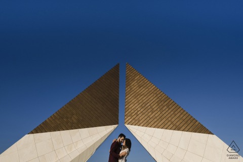 Lisbon Engagement Photographer: An early sunrise at Lisbon, challenge the couple to be on the monument and give a kiss, but when they are going there, right on the middle they starting acting super natural, and i make the shot 