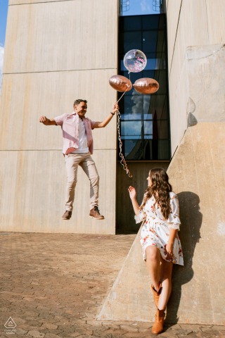 Photographe de fiançailles | CCBB - Brasilia - Brésil - On dirait que l'homme vole. Il n'y a pas de composite photoshop. L'homme a juste sauté.