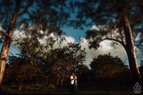 Sessão de fotografia de noivado na Asa Note - Brasília - Brasil Casal sob luz do sul e emoldurado pela natureza