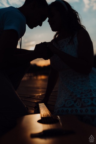 Fotografia de noivado | Brasília - Brasil Casal e violão sob o pôr do sol.