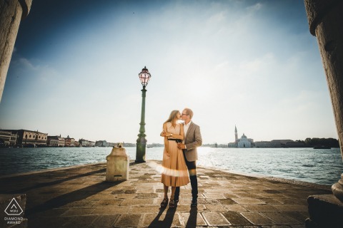 Servizio fotografico di fidanzamento a Venezia sulla passerella in pietra sull'acqua