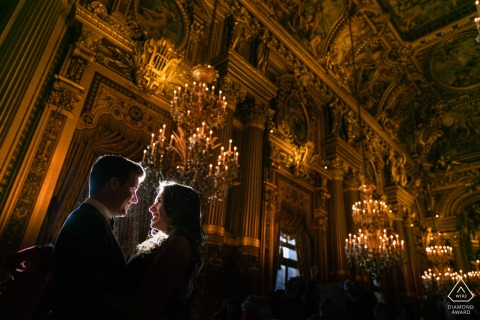 Sesión de fotos de compromiso en Francia y sesión previa a la boda desde un hermoso edificio en París