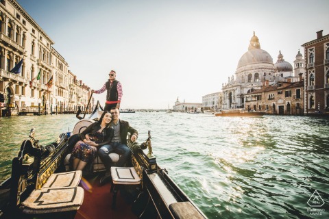 Séance photo avant le mariage en Italie avec un couple engagé à cheval sur un bateau dans les eaux de Venise