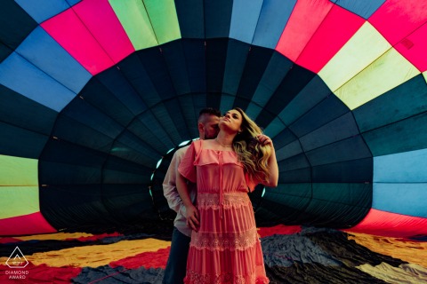 A São Paulo wedding photographer made this portrait of a Boituva couple inside the hot air balloon 