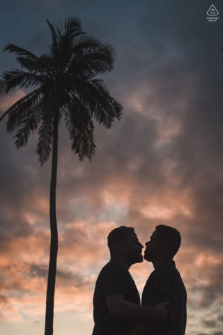 Praia Vermelha Beach, RJ mini couple palm tree photo session before the wedding day with some silence, colors and complicity