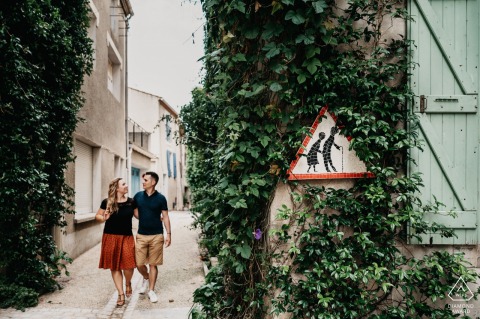 Peyriac-de-Mer, Occitanie mini urban pic shoot before the wedding day while strolling in the street of the village with a funny sign