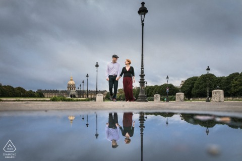 Parigi pre matrimonio ritratto di riflessione nelle strade utilizzando una grande pozzanghera