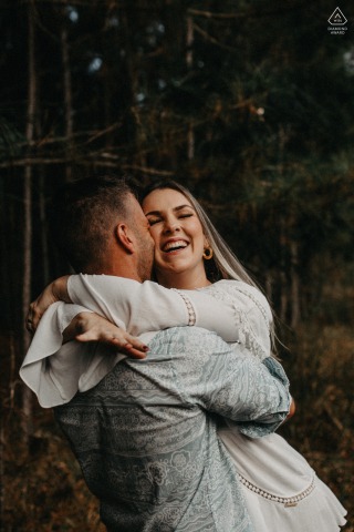 Cascavel portrait e-session of couple hugging and smiling