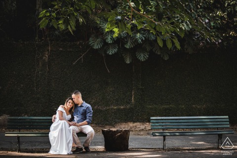 Petrópolis, RJ on-location portrait e-shoot shot of the couple on a park bench