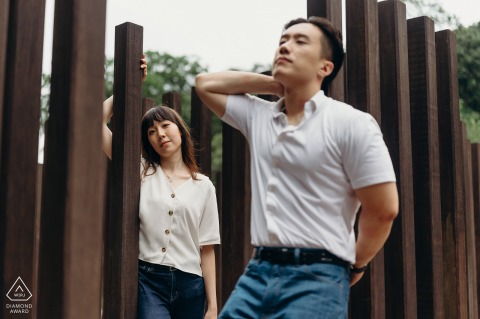 E-Session eines Pärchens aus Labrador Park, Singapur, das für ein vorgefertigtes Porträt posiert