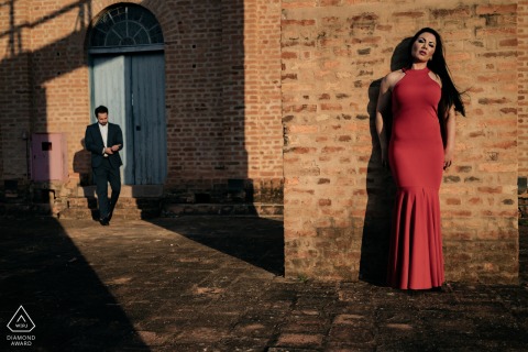 Haras Albar e-session di coppia contro i caldi mattoni rossi e la calda luce del sole pomeridiano