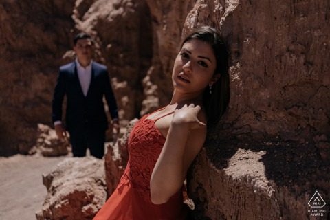 Couple environnemental du désert d'Atacama, séance d'images avant le mariage contre les roches chaudes au soleil