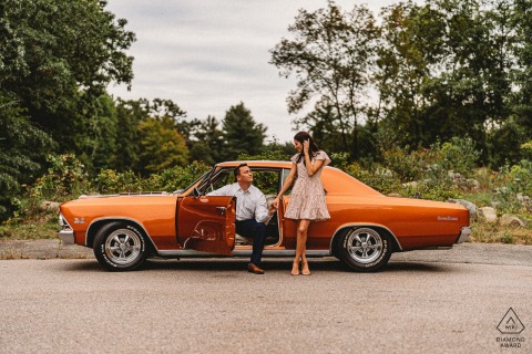 Antes do casamento, Franklin, MA, sessão de fotos de casal com um casal e um Chevy Chevele SS 1966 laranja